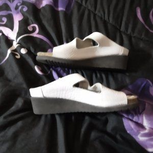 MEPHISTO LEATHER WEDGE SANDALS.......EUC